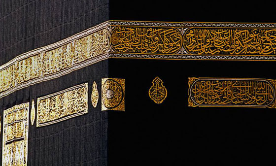 صور استبدال كسوة الكعبة المشرفة من ايام الخلفاء الراشدين لغاية اليوم صورة رقم 3