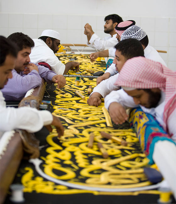 صور استبدال كسوة الكعبة المشرفة من ايام الخلفاء الراشدين لغاية اليوم صورة رقم 14