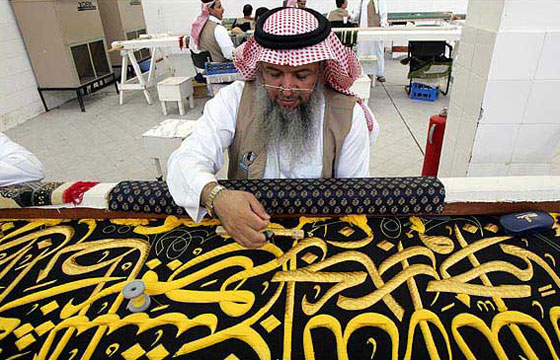 صور استبدال كسوة الكعبة المشرفة من ايام الخلفاء الراشدين لغاية اليوم صورة رقم 1