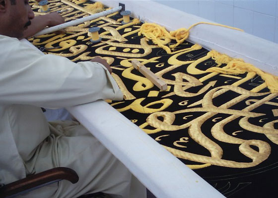 صور استبدال كسوة الكعبة المشرفة من ايام الخلفاء الراشدين لغاية اليوم صورة رقم 15