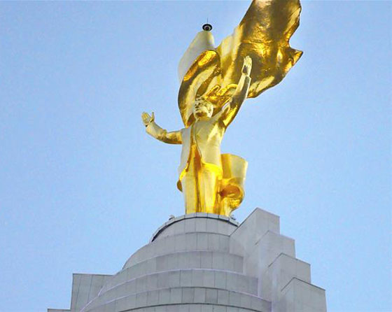 تعرف على هوايات زعماء العالم واغربها أكل العناكب والثعابين صورة رقم 5