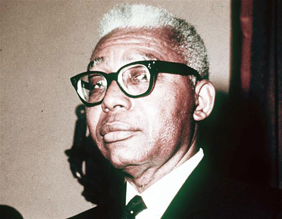 تعرف على هوايات زعماء العالم واغربها أكل العناكب والثعابين صورة رقم 6