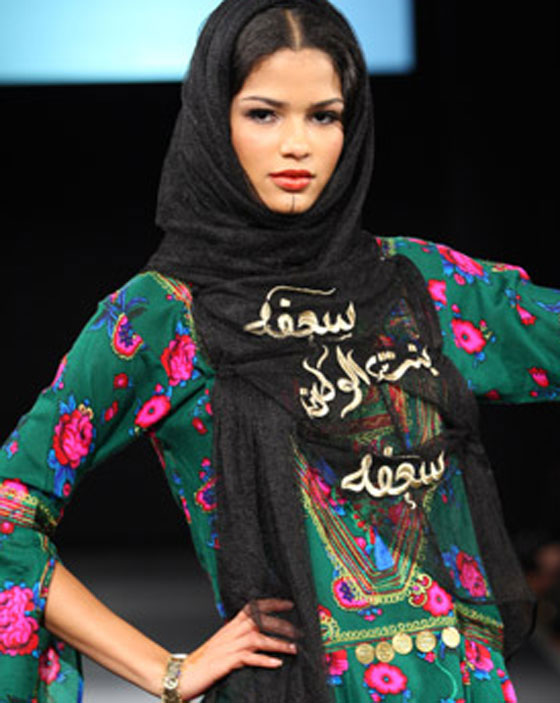 صور: مصمم ازياء سعودي يستعد لليوم الوطني بعرض ازياء يبرز الجمال والعراقة  صورة رقم 4