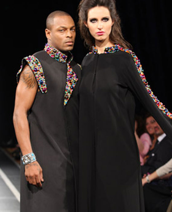 صور: مصمم ازياء سعودي يستعد لليوم الوطني بعرض ازياء يبرز الجمال والعراقة  صورة رقم 5