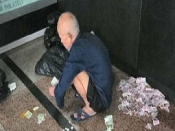 مسن صيني يتبع طريقة عجيبة غريبة لتعليم ابنائه في الجامعة!! صورة رقم 1