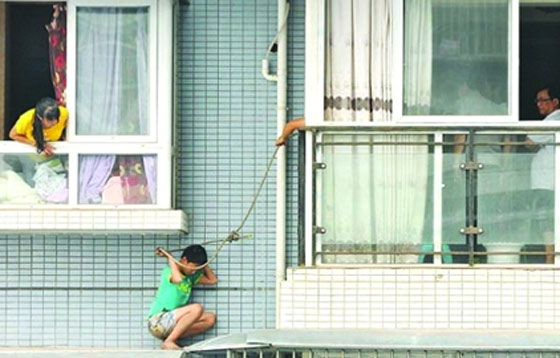  بالصورة.. طالب يجلس على حافة الطابق 11 هربا من واجبه المدرسي صورة رقم 1