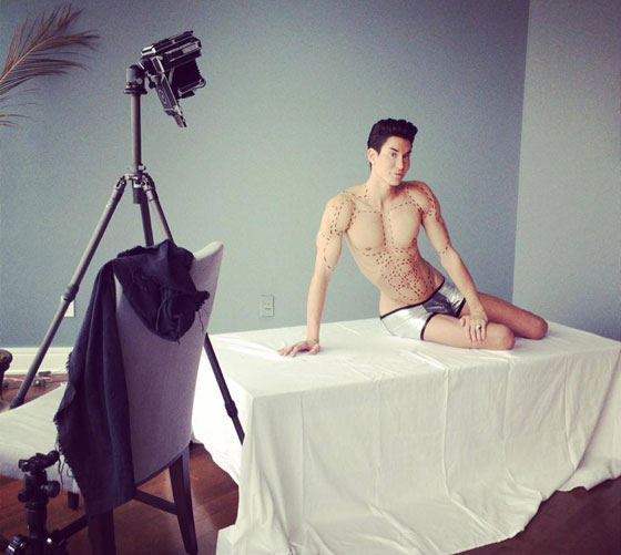 بالصور.. 100 عملية جراحية تجعل شابا شبيه الدمية (كين) صورة رقم 6