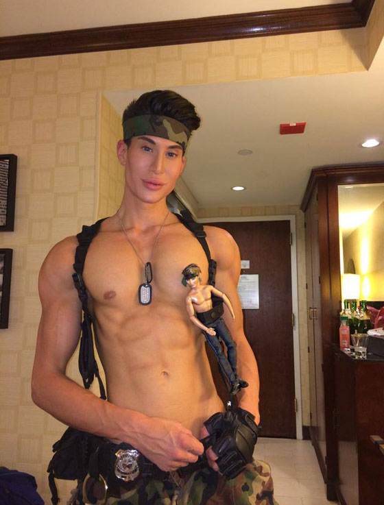 بالصور.. 100 عملية جراحية تجعل شابا شبيه الدمية (كين) صورة رقم 4