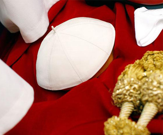 لأول مرة.. قلنسوة بابا الفاتيكان في مزاد علني صورة رقم 2