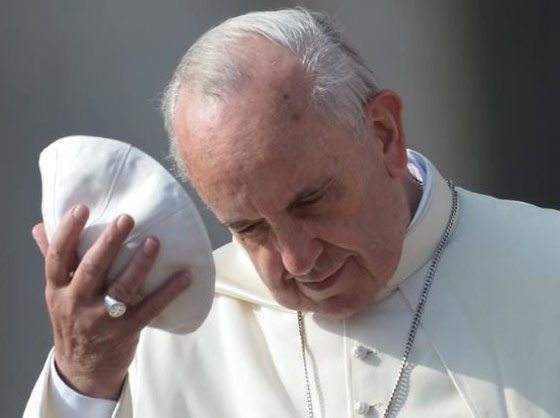 لأول مرة.. قلنسوة بابا الفاتيكان في مزاد علني صورة رقم 5