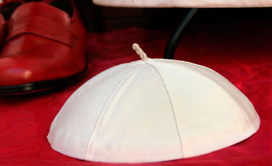 لأول مرة.. قلنسوة بابا الفاتيكان في مزاد علني صورة رقم 3