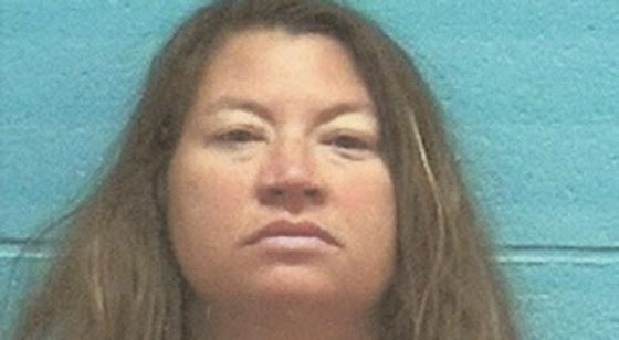 امرأة تغضب من الشرطة لاعتقالها وتلتهم المقعد الخلفي للسيارة صورة رقم 2