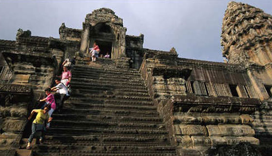 درج الى الجحيم.. شاهد أخطر السلالم واكثرها رعبا في العالم! صورة رقم 1