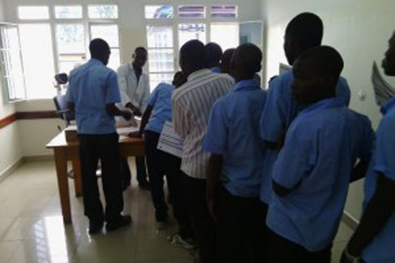 جهاز ختان اسرائيلي آمن يفجر جدلا حادا في جنوب افريقيا صورة رقم 3