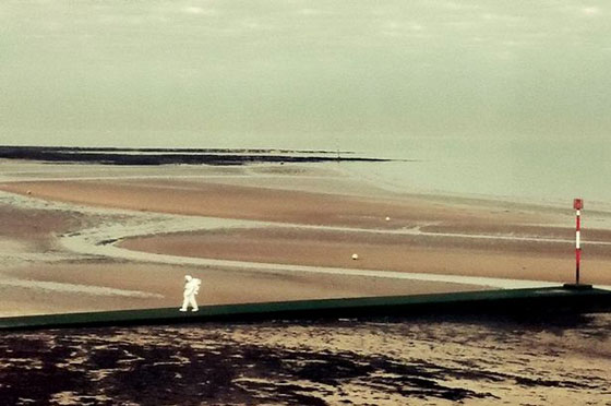 رائد الفضاء يتبختر على الشاطيء البريطاني وسط دهشة الزوار صورة رقم 2