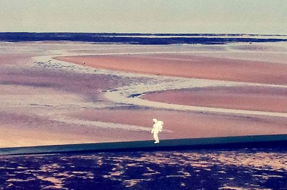 رائد الفضاء يتبختر على الشاطيء البريطاني وسط دهشة الزوار صورة رقم 3