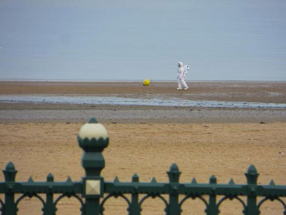 رائد الفضاء يتبختر على الشاطيء البريطاني وسط دهشة الزوار صورة رقم 4