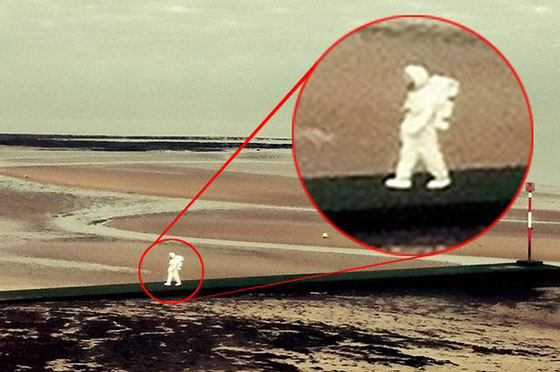 رائد الفضاء يتبختر على الشاطيء البريطاني وسط دهشة الزوار صورة رقم 5