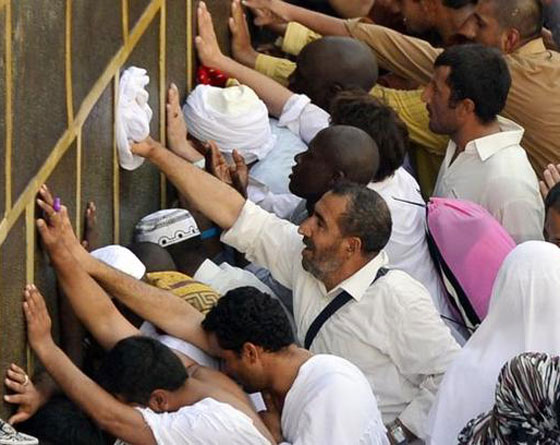  بالصور: هدايا الحجاج الباكستانيين لاهلهم.. اكفان مغسولة بماء زمزم! صورة رقم 1