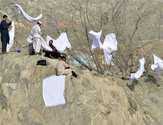  بالصور: هدايا الحجاج الباكستانيين لاهلهم.. اكفان مغسولة بماء زمزم! صورة رقم 3