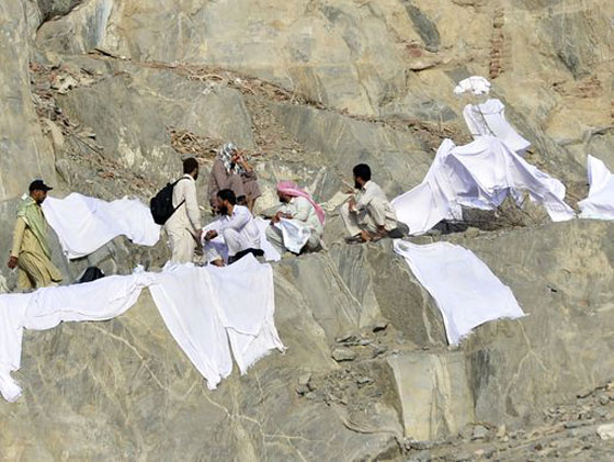  بالصور: هدايا الحجاج الباكستانيين لاهلهم.. اكفان مغسولة بماء زمزم! صورة رقم 5