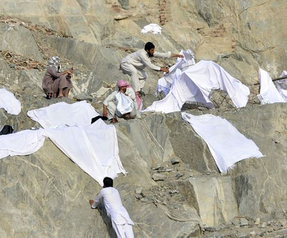  بالصور: هدايا الحجاج الباكستانيين لاهلهم.. اكفان مغسولة بماء زمزم! صورة رقم 6