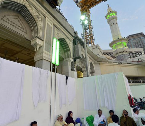  بالصور: هدايا الحجاج الباكستانيين لاهلهم.. اكفان مغسولة بماء زمزم! صورة رقم 7