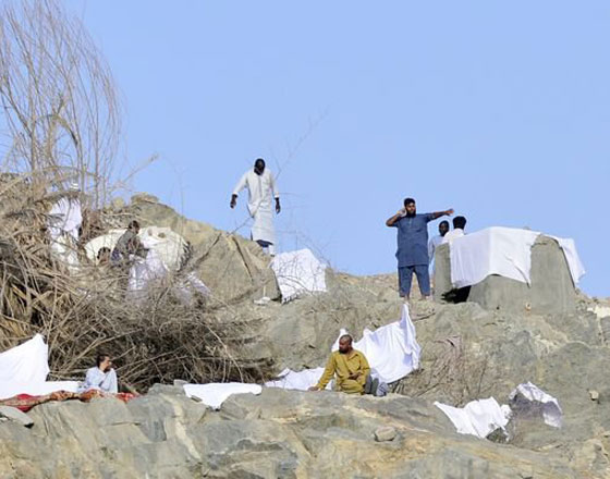  بالصور: هدايا الحجاج الباكستانيين لاهلهم.. اكفان مغسولة بماء زمزم! صورة رقم 8