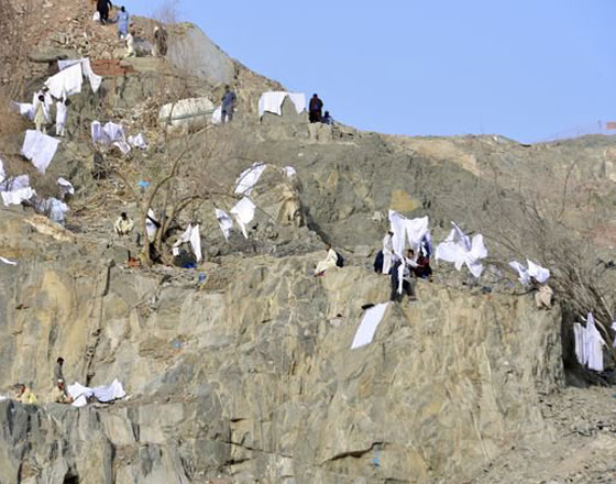  بالصور: هدايا الحجاج الباكستانيين لاهلهم.. اكفان مغسولة بماء زمزم! صورة رقم 2