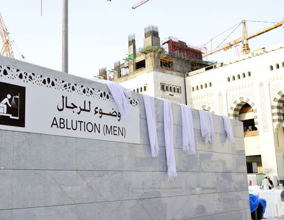  بالصور: هدايا الحجاج الباكستانيين لاهلهم.. اكفان مغسولة بماء زمزم! صورة رقم 9