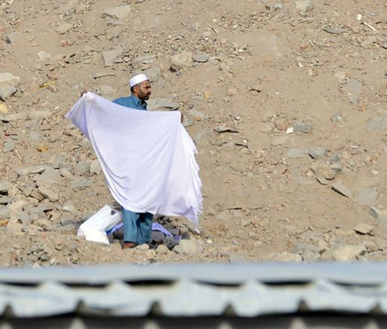  بالصور: هدايا الحجاج الباكستانيين لاهلهم.. اكفان مغسولة بماء زمزم! صورة رقم 10