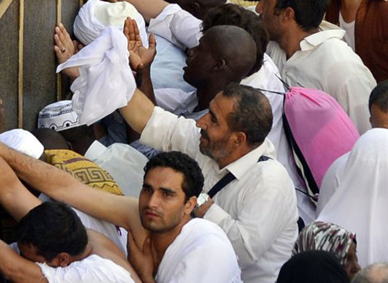  بالصور: هدايا الحجاج الباكستانيين لاهلهم.. اكفان مغسولة بماء زمزم! صورة رقم 11