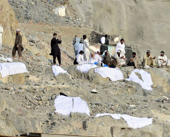  بالصور: هدايا الحجاج الباكستانيين لاهلهم.. اكفان مغسولة بماء زمزم! صورة رقم 12