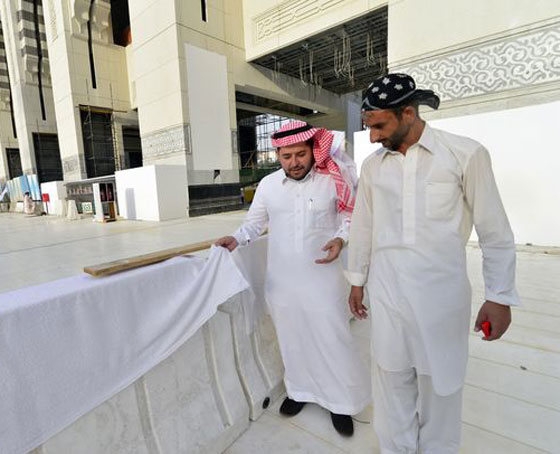  بالصور: هدايا الحجاج الباكستانيين لاهلهم.. اكفان مغسولة بماء زمزم! صورة رقم 13