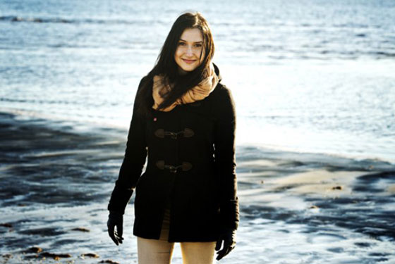 لاجئة بوسنية شابة تضحي وزيرة في حكومة السويد الجديدة صورة رقم 2