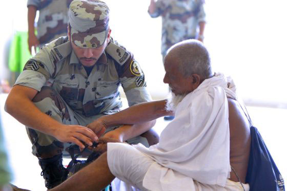 صور انسانية رائعة لـ(خُدام ضيوف الرحمن) في السعودية صورة رقم 3