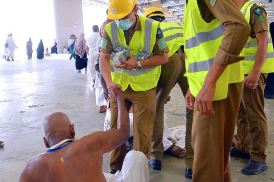 صور انسانية رائعة لـ(خُدام ضيوف الرحمن) في السعودية صورة رقم 5