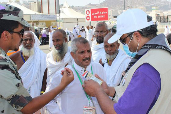 صور انسانية رائعة لـ(خُدام ضيوف الرحمن) في السعودية صورة رقم 12