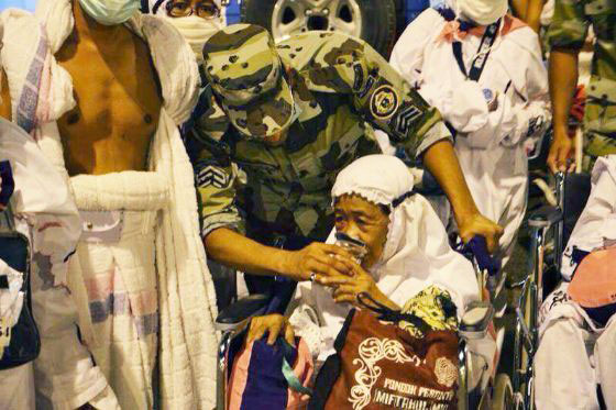 صور انسانية رائعة لـ(خُدام ضيوف الرحمن) في السعودية صورة رقم 11