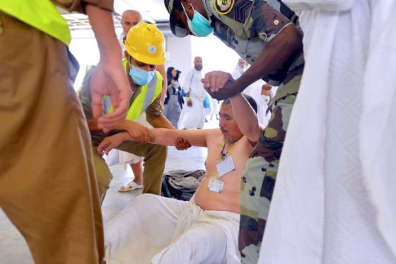 صور انسانية رائعة لـ(خُدام ضيوف الرحمن) في السعودية صورة رقم 9