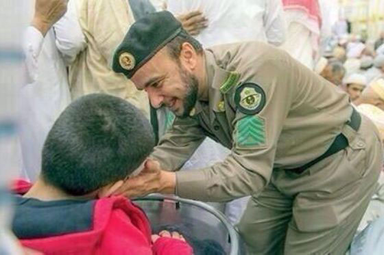 صور انسانية رائعة لـ(خُدام ضيوف الرحمن) في السعودية صورة رقم 10