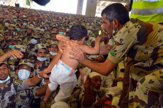 صور انسانية رائعة لـ(خُدام ضيوف الرحمن) في السعودية صورة رقم 14