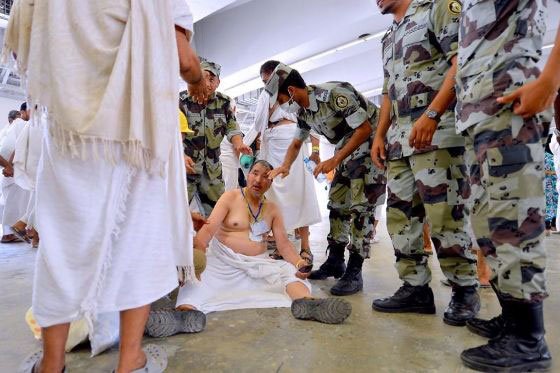 صور انسانية رائعة لـ(خُدام ضيوف الرحمن) في السعودية صورة رقم 13