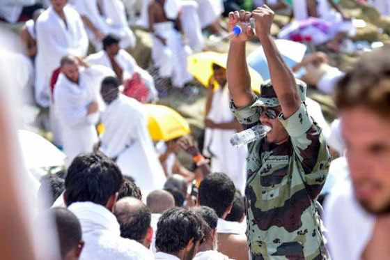 صور انسانية رائعة لـ(خُدام ضيوف الرحمن) في السعودية صورة رقم 16