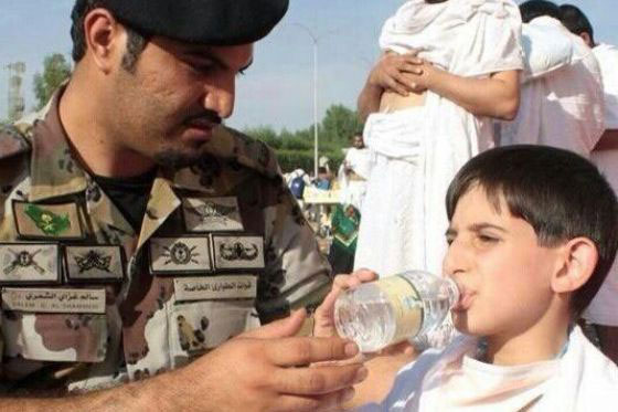 صور انسانية رائعة لـ(خُدام ضيوف الرحمن) في السعودية صورة رقم 17