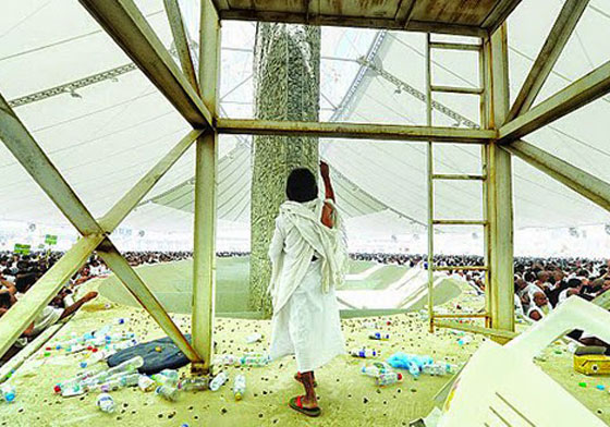 شاهد كيف فاجأ مسن قصير الحجاج وسدد الجمرات بطريقة مذهلة.. فيديو صورة رقم 1