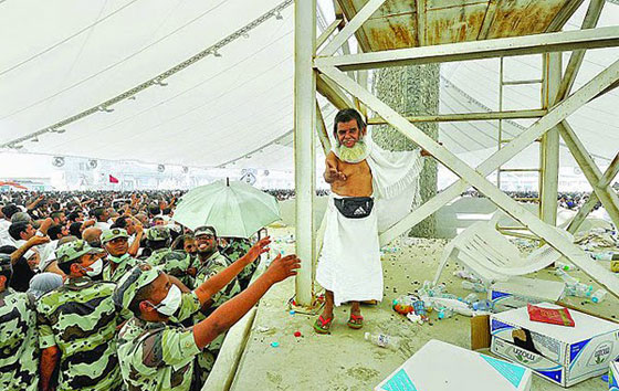 شاهد كيف فاجأ مسن قصير الحجاج وسدد الجمرات بطريقة مذهلة.. فيديو صورة رقم 3