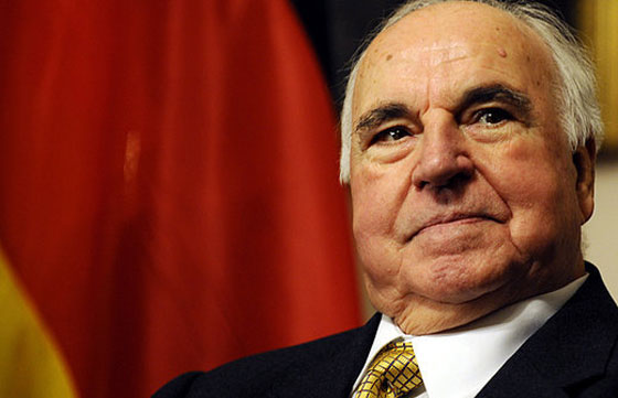 من خزانة الاسرار.. ميركل عملت نادلة واعجزها الاكل بالشوكة والسكين!! صورة رقم 3