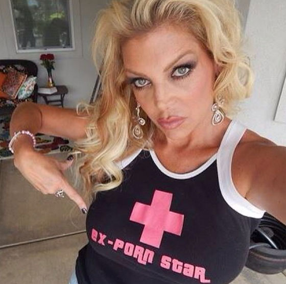 مومس وممثلة افلام فجور تلقى موعظة كنسية!! صورة رقم 1