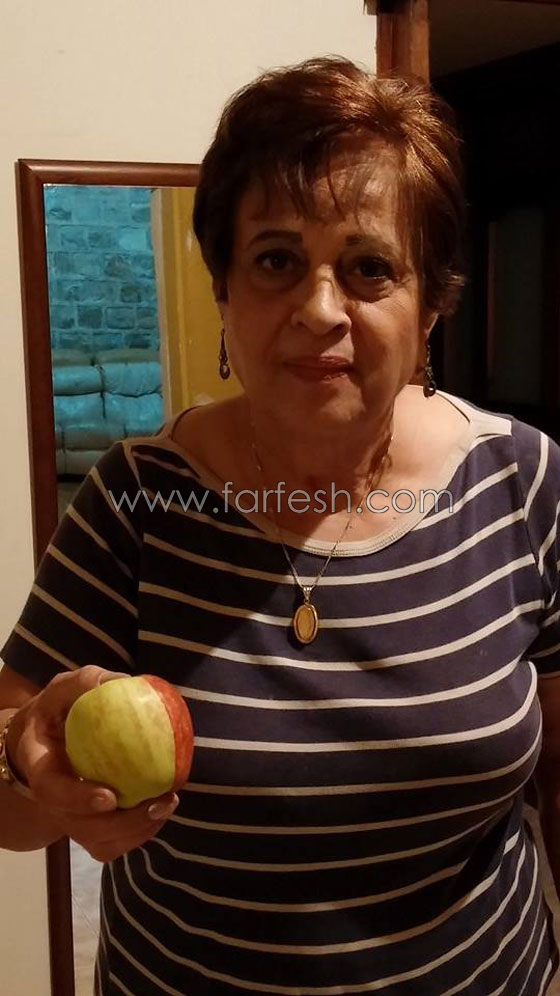 سيدة من الناصرة تعثر على تفاحة نادرة نصفها احمر ونصفها اخضر صورة رقم 2